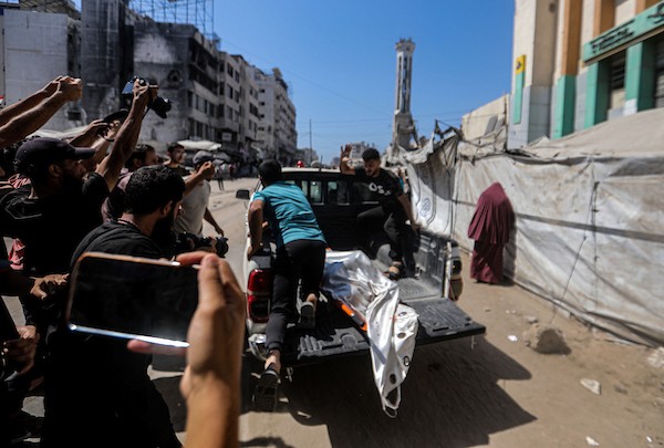 انتشل مسعفون ومتطوعون جثامين شهداء وجرحى من موقع غارة إسرائيلية استهدفت مقرًا للشرطة البلدية وسط غزة، 19 أغسطس/آب 2026،(صورة: بلال أسامة)