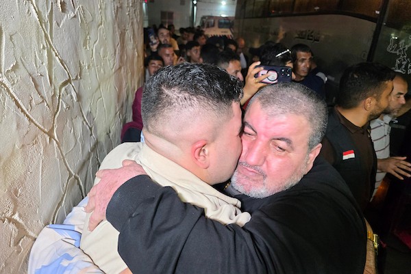 وصل مرضى فلسطينيون ومرافقوهم وعمال عائدون من الضفة الغربية إلى مجمع ناصر الطبي في خان يونس، جنوب قطاع غزة، ليلة 25 أغسطس/آب 2026. (صورة: طارق محمد)