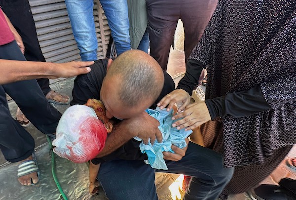 فلسطينيون يودّعون جثماني الطفل تيم حمدان (3 أعوام) والشاب حسام نصير في مستشفى شهداء الأقصى، عقب قصف إسرائيلي على دير البلح وسط قطاع غزة، 30 أغسطس/آب 2026. (تصوير: أحمد إبراهيم)