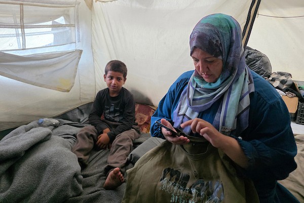 الفلسطينية سمية الرقب تحتضن صورة وملابس ابنها أحمد داخل خيمة للنازحين في خان يونس، جنوب قطاع غزة، في 30 أغسطس/آب 2026، بينما تواصل انتظار أي خبر عن مصيره في اليوم الدولي للمفقودين.