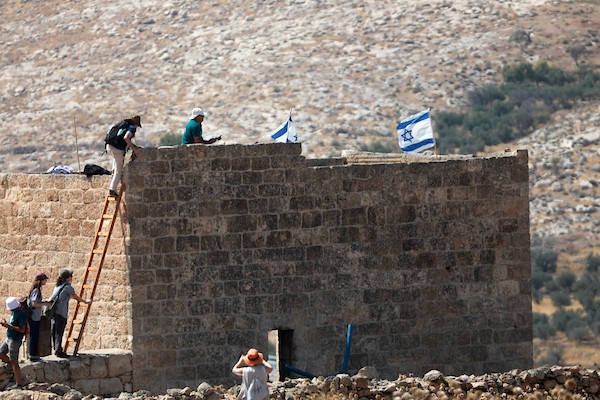 فلسطينيون ونشطاء دوليون خلال وقفة تضامنية مع أصحاب أراضٍ مهددة بالمصادرة في منطقة هراسا بمدينة بيت ساحور، في 14 أغسطس/آب 2026.(تصوير: مأمون وزواز)