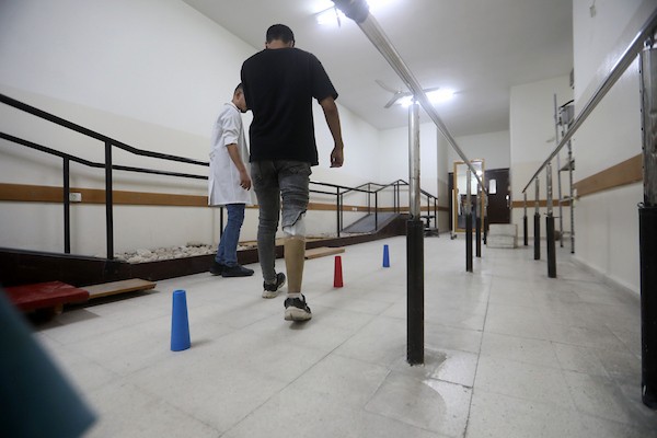 أخصائيون فلسطينيون يصنعون ويجهزون أطرافًا اصطناعية لجرحى الحرب ومبتوري الأطراف في مركز تديره بلدية غزة بمدينة غزة، في 11 أغسطس/آب 2026. (صورة: بلال أسامة)