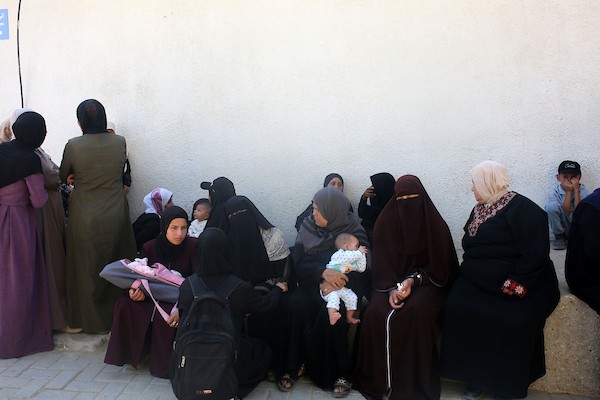 ودّع المشيّعون جثامين سبعة فلسطينيين قُتلوا في غارة جوية إسرائيلية على مقهى في ميناء غزة في اليوم السابق، وذلك خلال جنازتهم في مستشفى الشفاء بمدينة غزة، في 19 أغسطس/آب 2026.