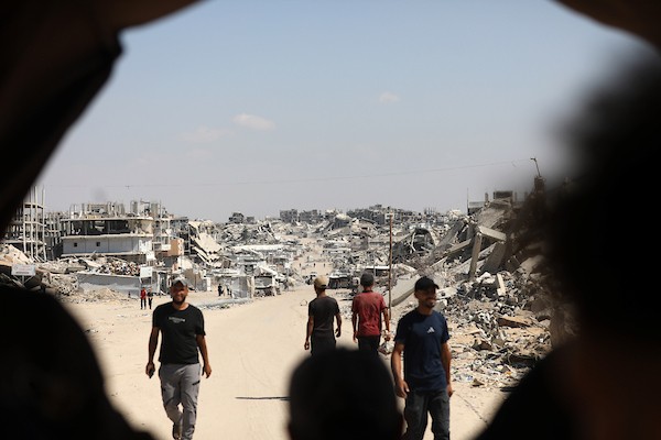 يحاول الفلسطينيون النازحون مواصلة حياتهم اليومية في بيت لاهيا، شمال قطاع غزة، في 24 أغسطس/آب 2026، وسط دمار واسع النطاق خلفته الحرب. صورة: بلال أسامة