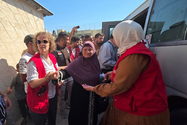 مرضى فلسطينيون ومرافقوهم لدى وصولهم إلى مجمع ناصر الطبي في خان يونس، جنوب قطاع غزة، في 10 أغسطس/آب 2026، بعد عودتهم من الضفة الغربية عبر معبر كرم أبو سالم إثر أشهر من تعذر الوصول إلى غزة بسبب الحرب وإغلاق المعابر. (صورة: طارق محمد)