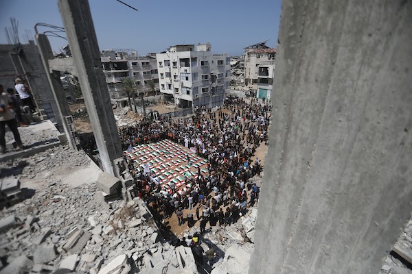 فلسطينيون يشيّعون في مدينة غزة، في 4 أغسطس/آب 2026، جثامين ورفات 112 شخصاً من عائلتي الحساينة وأبو شريعة، انتشلتها طواقم الدفاع المدني من تحت أنقاض منازلهم في حي الصبرة، بعد بقائها مدفونة منذ غارة إسرائيلية استهدفت المنطقة في نوفمبر/تشرين الثاني 2023.