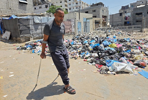 الفلسطيني محمد حسن البرغوث، الذي فقد ساقه خلال الحرب، يقف متكئًا على عكاز في خان يونس، جنوب قطاع غزة، في 12 أغسطس/آب 2026. (صورة: طارق محمد)