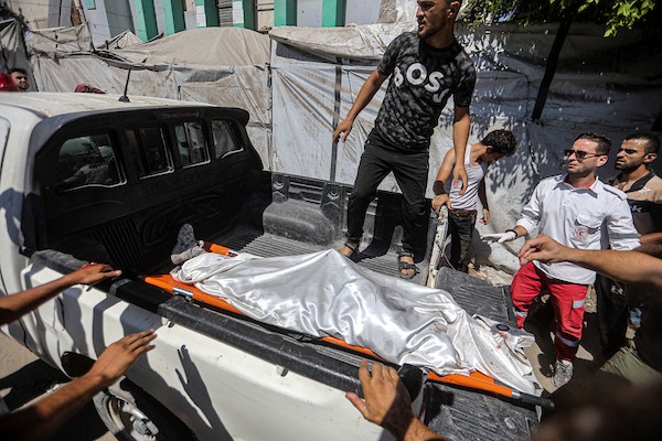 انتشل مسعفون ومتطوعون جثامين شهداء وجرحى من موقع غارة إسرائيلية استهدفت مقرًا للشرطة البلدية وسط غزة، 19 أغسطس/آب 2026،(صورة: بلال أسامة)
