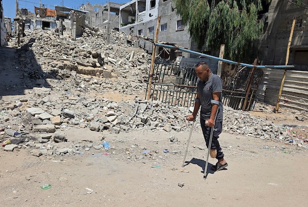 الفلسطيني محمد حسن البرغوث، الذي فقد ساقه خلال الحرب، يقف متكئًا على عكاز في خان يونس، جنوب قطاع غزة، في 12 أغسطس/آب 2026. (صورة: طارق محمد)