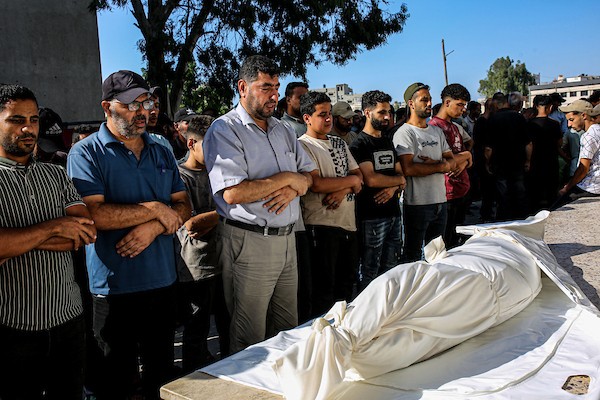 فلسطينيون يشيّعون جثامين تسعة أشخاص، بينهم طفل، استُشهدوا في غارة جوية إسرائيلية استهدفت مقرًا للشرطة وسط مدينة غزة، في 19 أغسطس/آب 2026. الصورة: بلال أسامة