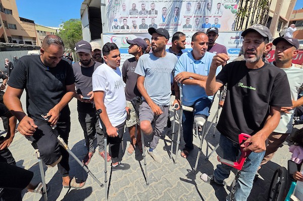 مرضى وجرحى فلسطينيون خلال اعتصام أمام مجمع ناصر الطبي في خان يونس، جنوب قطاع غزة، للمطالبة بفتح المعابر وتمكينهم من السفر للعلاج، 30 أغسطس/آب 2026. (تصوير: طارق محمد)