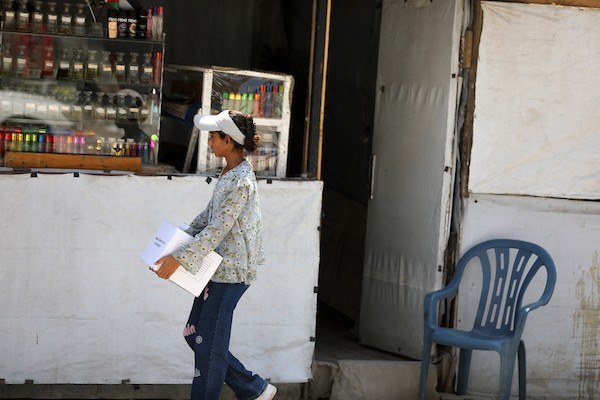 فلسطينيون نازحون يمارسون تفاصيل حياتهم اليومية بين خيام الإيواء والمباني المدمرة في شمال مدينة غزة، في 27 آب/أغسطس 2026. (تصوير: بلال أسامة)