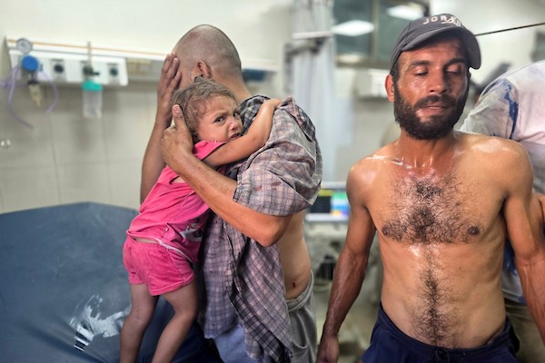 نقل جرحى، بينهم أطفال، إلى مجمع ناصر الطبي في خان يونس، جنوب قطاع غزة، في 23 أغسطس/آب 2026. (صورة: طارق محمد)