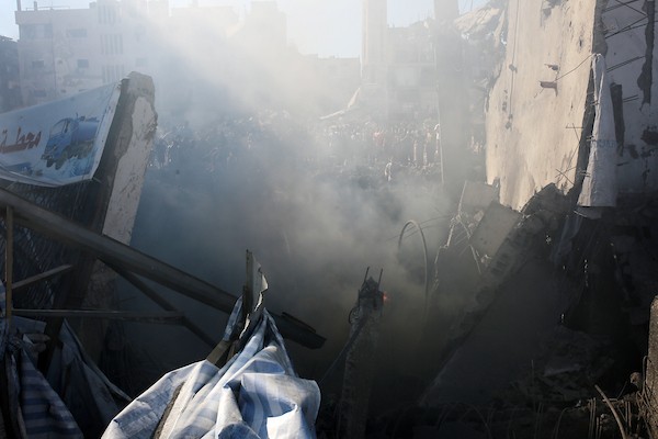 فلسطينيون يتجمعون قرب محطة لتحلية المياه استهدفتها غارة إسرائيلية في حي الشيخ رضوان بمدينة غزة، في 24 أغسطس/آب 2026.صورة: محمد صالحة