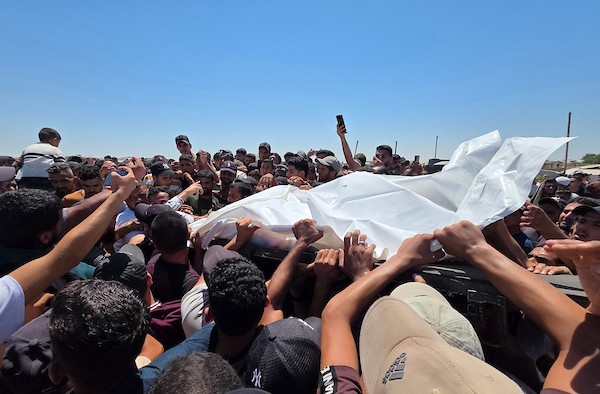 فلسطينيون يحضرون جنازة ثلاثة أشخاص في خان يونس، جنوب قطاع غزة، في 25 أغسطس/آب 2026. توفي اثنان منهم متأثرين بجراح أصيبا بها في غارات إسرائيلية سابقة، بينما استشهد الثالث في غارة إسرائيلية مساء اليوم السابق. تصوير: طارق محمد