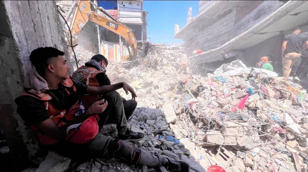 انتهاء عمليات الانتشال من منزل السوافيري بغزة بعد استخراج 11 جثماناً 6.jpg