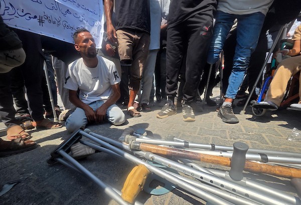 مرضى وجرحى فلسطينيون يشاركون في اعتصام مفتوح داخل مجمع ناصر الطبي في خان يونس، جنوب قطاع غزة، في 16 آب/أغسطس 2026، مطالبين بفتح المعابر والسماح لهم بالسفر لتلقي العلاج خارج القطاع.(صورة: طارق محمد)