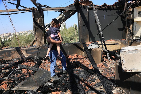 يتفقد فلسطينيون منزلاً أُضرمت فيه النيران عقب هجوم شنه مستوطنون إسرائيليون في قرية أوصرين، جنوب نابلس، في 23 أغسطس/آب 2026.(صورة: محمد ناصر)