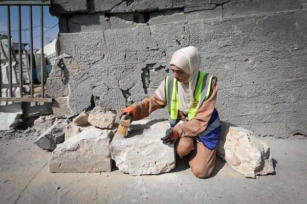 متطوعون من فريق حماة التراث يعملون على ترميم مسجد أبو سليم التاريخي في دير البلح وسط قطاع غزة، في 27 آب/أغسطس 2026. (تصوير: معز صالحي)