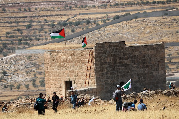 فلسطينيون ونشطاء دوليون خلال وقفة تضامنية مع أصحاب أراضٍ مهددة بالمصادرة في منطقة هراسا بمدينة بيت ساحور، في 14 أغسطس/آب 2026.(تصوير: مأمون وزواز)