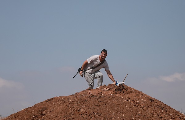 فلسطينيون ونشطاء دوليون خلال وقفة تضامنية مع أصحاب أراضٍ مهددة بالمصادرة في منطقة هراسا بمدينة بيت ساحور، في 14 أغسطس/آب 2026.(تصوير: مأمون وزواز)