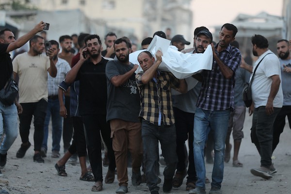 ودّع فلسطينيون جثامين ثلاثة أشخاص في مجمع الشفاء الطبي بمدينة غزة في 25 أغسطس/آب 2026، بعد استشهادهم في غارة إسرائيلية على مخيم جباليا (صورة: بلال أسامة)