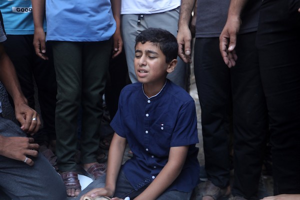 فلسطينيون يشاركون في جنازة ثلاثة شهداء داخل مستشفى الشفاء بمدينة غزة، بعد استشهادهم في غارة جوية إسرائيلية على مخيم جباليا شمال قطاع غزة، 26 أغسطس/آب 2026. تصوير: بلال أسامة.