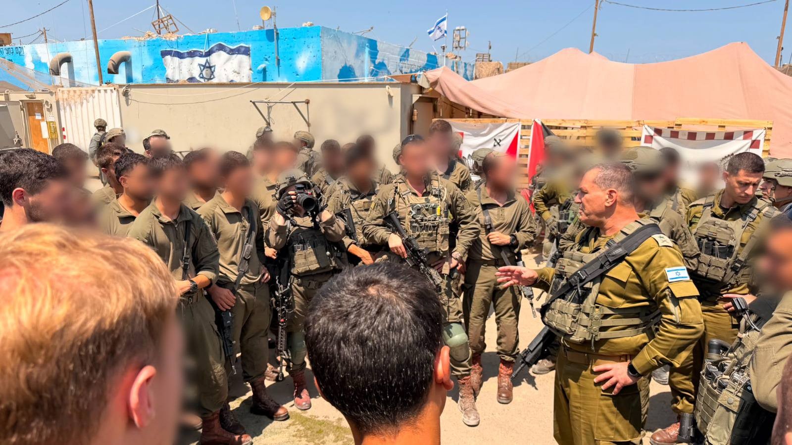 إيال زامير يجري جولة ميدانية في قطاع غزة برفقة عدد من قادة الجيش الإٍسرائيلي .....jpg