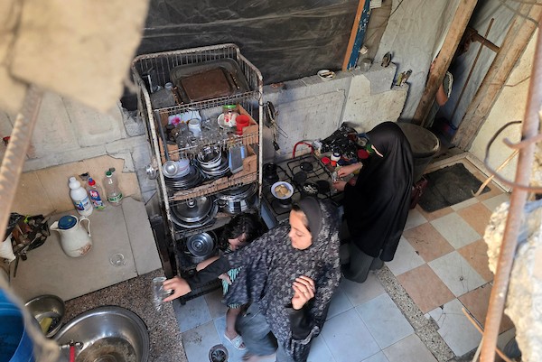 عائلات فلسطينية تعيش بين أنقاض مبانٍ متضررة ومهددة بالانهيار في خان يونس، جنوب قطاع غزة، في 17 سبتمبر/أيلول 2026. (تصوير: طارق محمد)