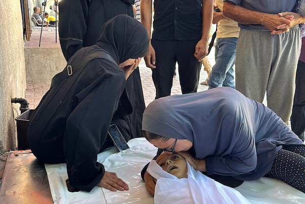 ودّع المشيّعون جثمان الطفلة الفلسطينية إسراء الهسي، التي استُشهدت بنيران الجيش الإسرائيلي شرق دير البلح في وسط قطاع غزة في الأول من سبتمبر/أيلول 2026. (صورة: أحمد إبراهيم)
