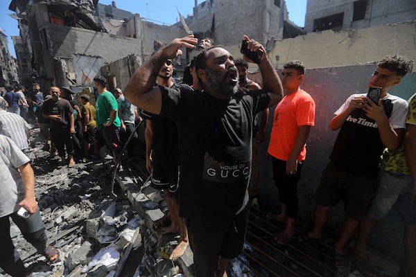 تفقد فلسطينيون مبنىً دمره قصف جوي إسرائيلي في مخيم الشاطئ، غرب مدينة غزة، في 9 سبتمبر/أيلول 2026. وقد دمر القصف المبنى وسط استمرار الهجمات الإسرائيلية على قطاع غزة. صورة: بلال أسامة