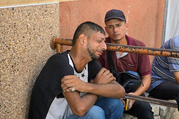 ودّع المشيّعون الطفل الفلسطيني عبيدة شيخ العيد، البالغ من العمر 10 سنوات، وحضروا جنازته في مجمع ناصر الطبي في خان يونس، جنوب قطاع غزة، في 9 سبتمبر/أيلول. (صورة: طارق محمد)