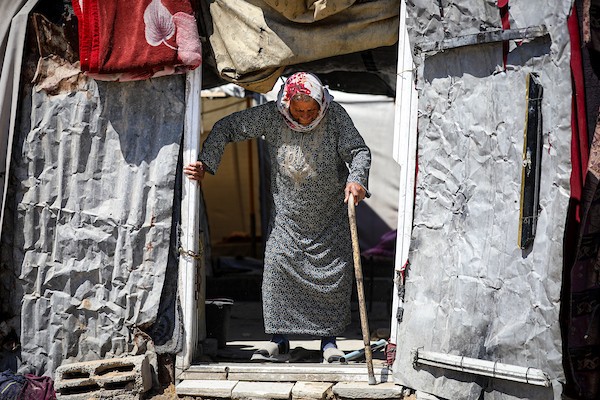 يمارس الفلسطينيون النازحون أنشطتهم اليومية في شمال مدينة غزة في 23 سبتمبر/أيلول 2026، وسط ظروف إنسانية صعبة ناجمة عن استمرار النزوح.(صورة: بلال أسامة)