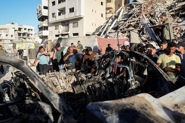 فلسطينيون يتجمعون في موقع استهداف طائرة مسيّرة إسرائيلية مركبة قرب مفترق الصناعة وسط مدينة غزة، في 27 سبتمبر/أيلول 2026. صورة: بلال أسامة