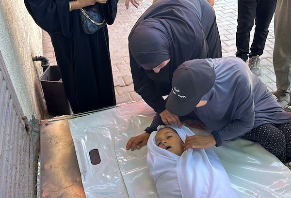 ودّع المشيّعون جثمان الطفلة الفلسطينية إسراء الهسي، التي استُشهدت بنيران الجيش الإسرائيلي شرق دير البلح في وسط قطاع غزة في الأول من سبتمبر/أيلول 2026. (صورة: أحمد إبراهيم)