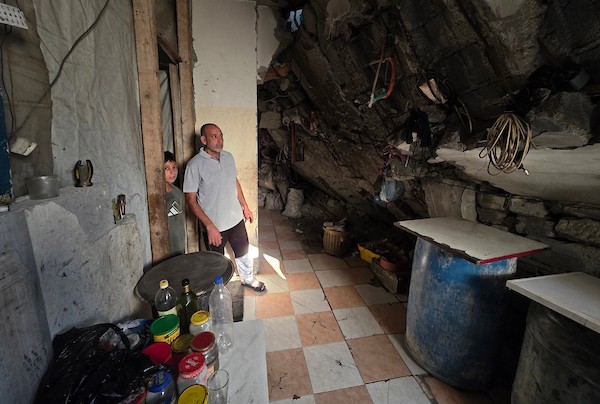 عائلات فلسطينية تعيش بين أنقاض مبانٍ متضررة ومهددة بالانهيار في خان يونس، جنوب قطاع غزة، في 17 سبتمبر/أيلول 2026. (تصوير: طارق محمد)