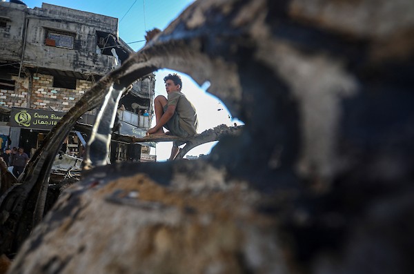 فلسطينيون يتجمعون في موقع غارة جوية إسرائيلية استهدفت مركبة مدنية في حي الشيخ رضوان بمدينة غزة، في 19 أيلول/ سبتمبر 2026. وأدى الاستهداف إلى سقوط شهيد وإصابة خرين. (تصوير: بلال أسامة)