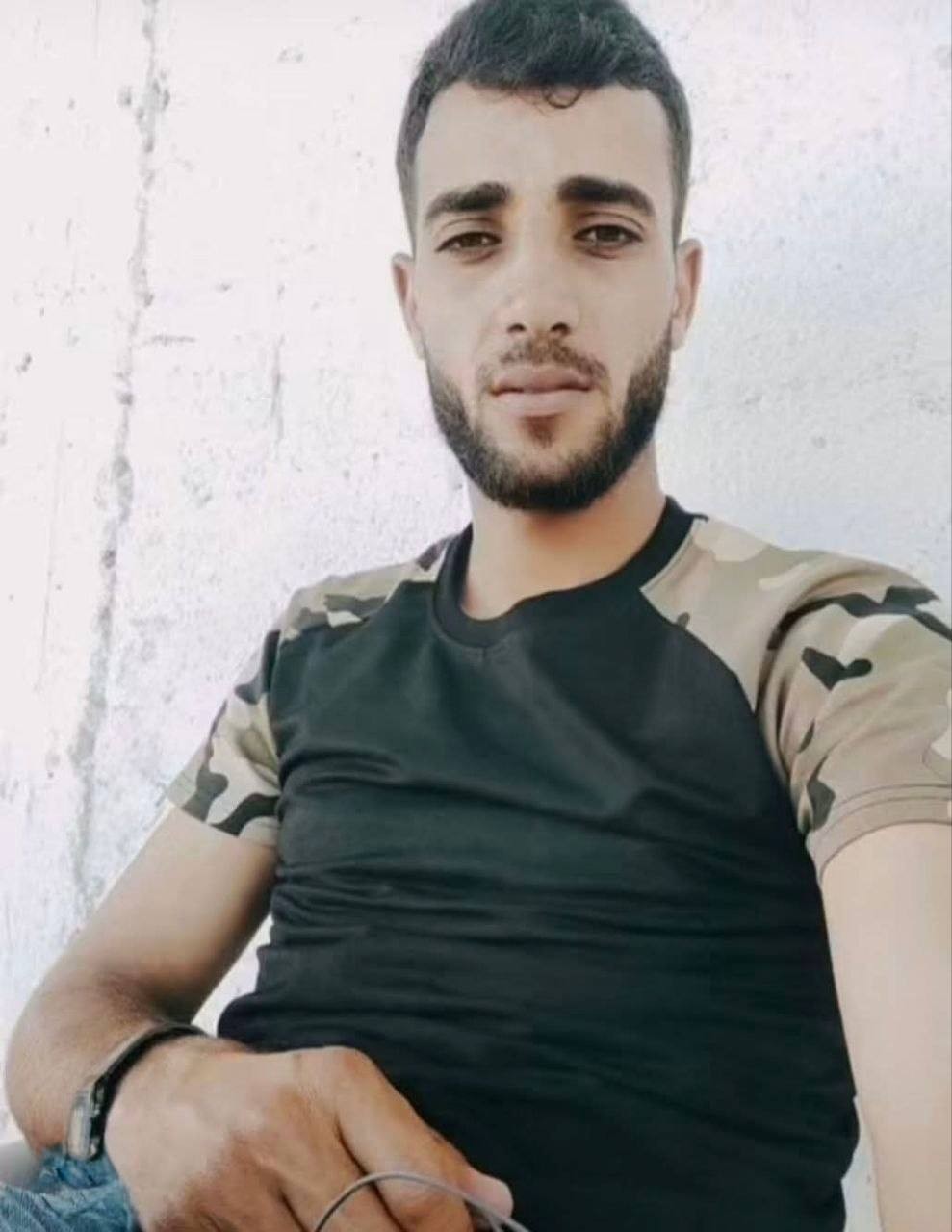 استشهاد الشاب كرم مسعد المسارعة متأثرا بإصابته بنيران جيش الاحتلال الإسرائيلي في شارع جولس بمخيم النصيرات وسط قطاع غزة.jpg