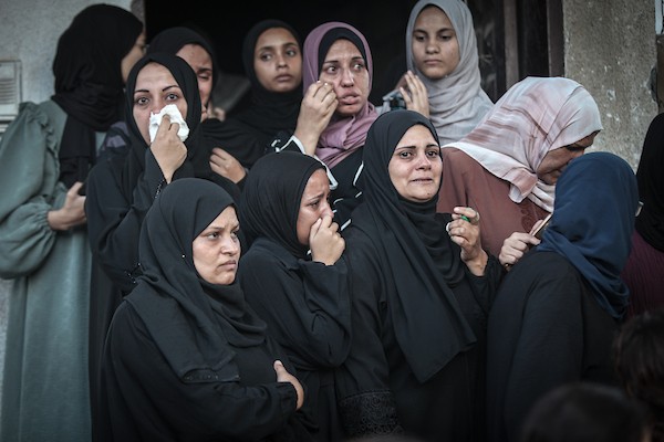 فلسطينيون يشاركون في جنازة عشرة من أفراد عائلة الثوابتة في مخيم البريج للاجئين وسط قطاع غزة، في 29 سبتمبر/أيلول 2026، بعد انتشال جثامينهم.(صورة: معز صالحي)