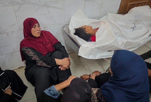 ودّع المشيّعون جثمان الطفل إسماعيل البردويل، 14 عامًا، في مجمع ناصر الطبي بخان يونس، جنوب قطاع غزة، في 21 سبتمبر/أيلول 2026. صورة: طارق محمد