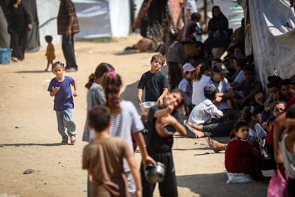 يمارس الفلسطينيون النازحون أنشطتهم اليومية في شمال مدينة غزة في 23 سبتمبر/أيلول 2026، وسط ظروف إنسانية صعبة ناجمة عن استمرار النزوح.(صورة: بلال أسامة)