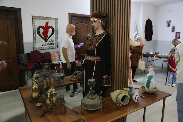 عرضت نساء فلسطينيات تطريزات تقليدية بألوان ورموز وطنية خلال معرض أقيم في مخيم بلاطة للاجئين، في 29 سبتمبر/أيلول 2026. تصوير: محمد ناصر