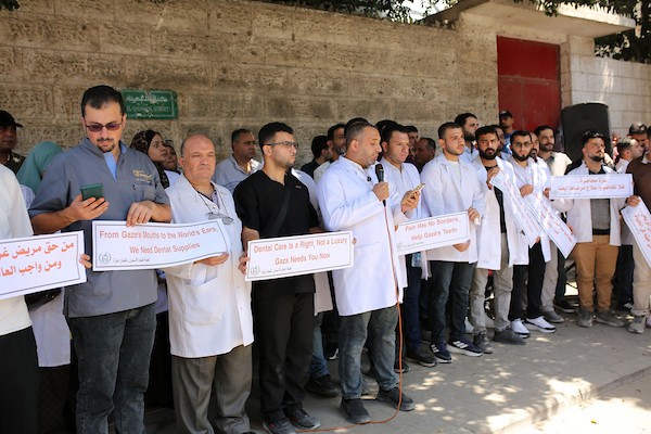 يشارك أطباء فلسطينيون في احتجاج دعت إليه لجنة طب الأسنان في قطاع غزة أمام مقر الصليب الأحمر بمدينة غزة في 15 سبتمبر/أيلول 2026.صورة: محمد صالحة