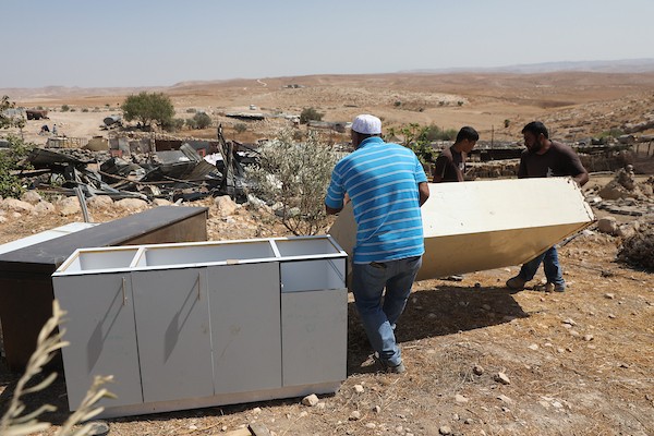 يتفقد فلسطينيون الأضرار الناجمة عن هدم منازل في قرية جنبا بمحافظة مسافر يطا، جنوب الخليل، في 23 سبتمبر/أيلول 2026. (صورة: مأمون وزواز)