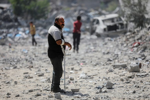 يتفقد فلسطينيون الأضرار التي لحقت بمنزل عائلة كريم في حي التفاح، شرق مدينة غزة، عقب غارة إسرائيلية استهدفته في 22 سبتمبر/أيلول 2026.(صورة: بلال أسامة)