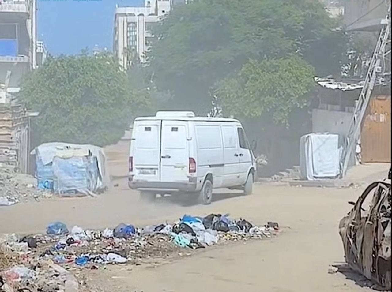 الباص المستخدم في عملية تسلل قوة إسرائيلية خاصة إلى غرب غز.jpg