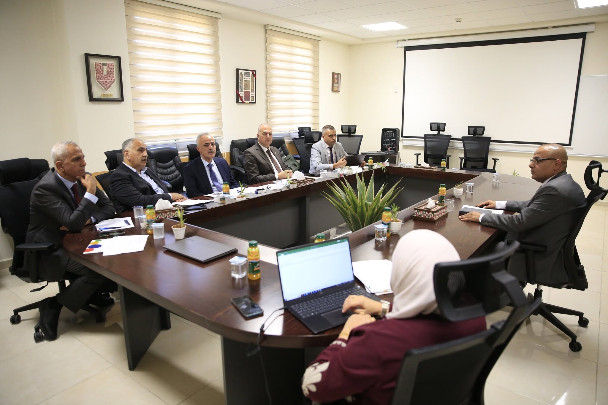 المدرسة الوطنية الفلسطينية للإدارة تختتم مقابلات مدربي برنامج إعداد القادة.jpg