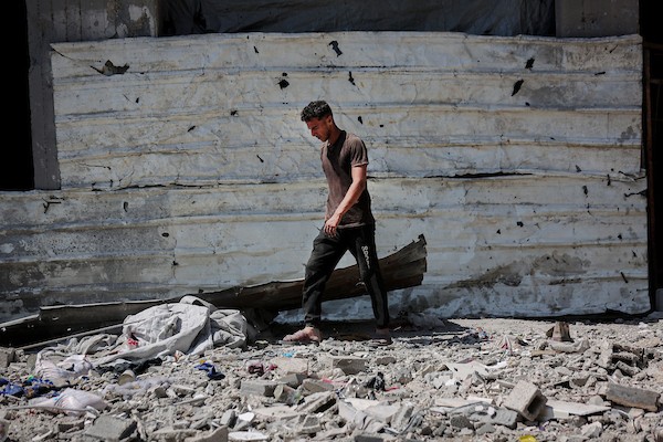 يتفقد فلسطينيون الأضرار التي لحقت بمنزل عائلة كريم في حي التفاح، شرق مدينة غزة، عقب غارة إسرائيلية استهدفته في 22 سبتمبر/أيلول 2026.(صورة: بلال أسامة)