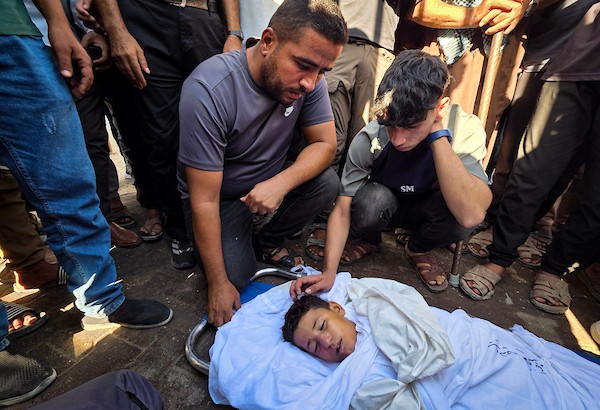 فلسطينيون يودّعون جثمان الطفل محمد سيف الدين الشخريتي، 8سنوات، داخل مجمع ناصر الطبي في خانيونس، في 27 سبتمبر/أيلول 2026. صورة: طارق محمد