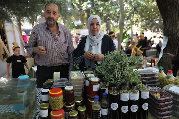 مزارعون وسكان فلسطينيون يشاركون في مهرجان «أيام العنب الخليلي» في البلدة القديمة بمدينة الخليل، في 26 سبتمبر/أيلول 2026. تصوير: مأمون وزوز.